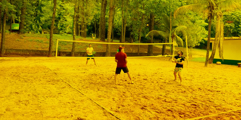 jogadores em duplas praticando beach tennis na AABB Ribeirão Preto